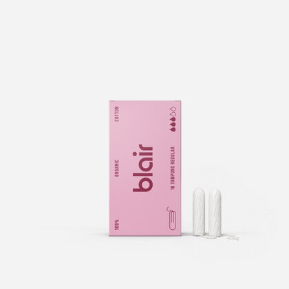 En Blair-förpackning med tamponger på en grå bakgrund med två tamponger i bomull vid sidan