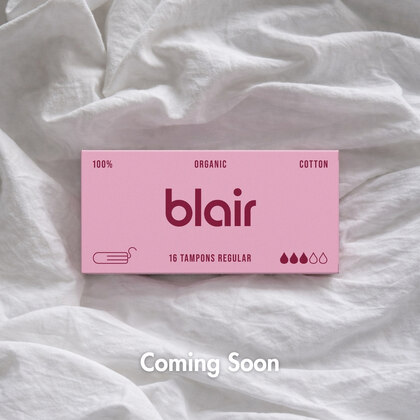 Ett rosa Blair-paket med tamponger regular på ett vitt lakan