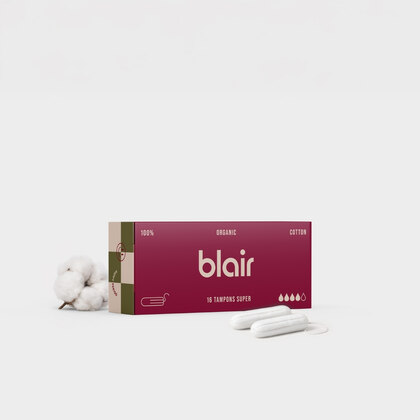 En Blair-förpackning med tamponger på en grå bakgrund med bomull vid sidan