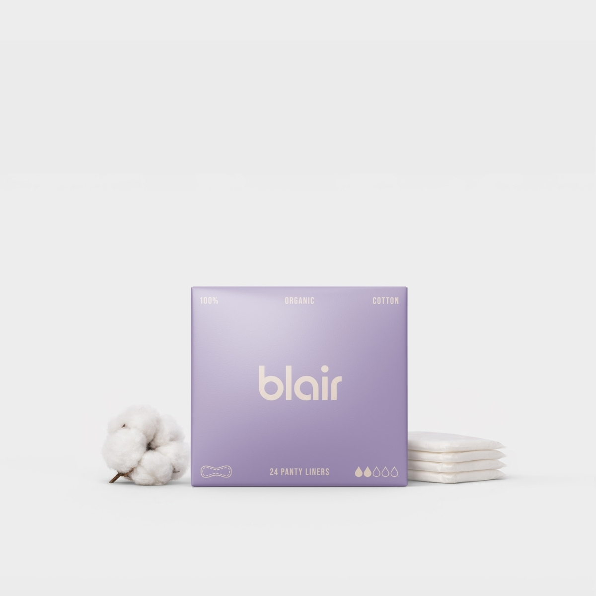 En Blair-förpackning med trosskydd på en grå bakgrund med bomull vid sidan