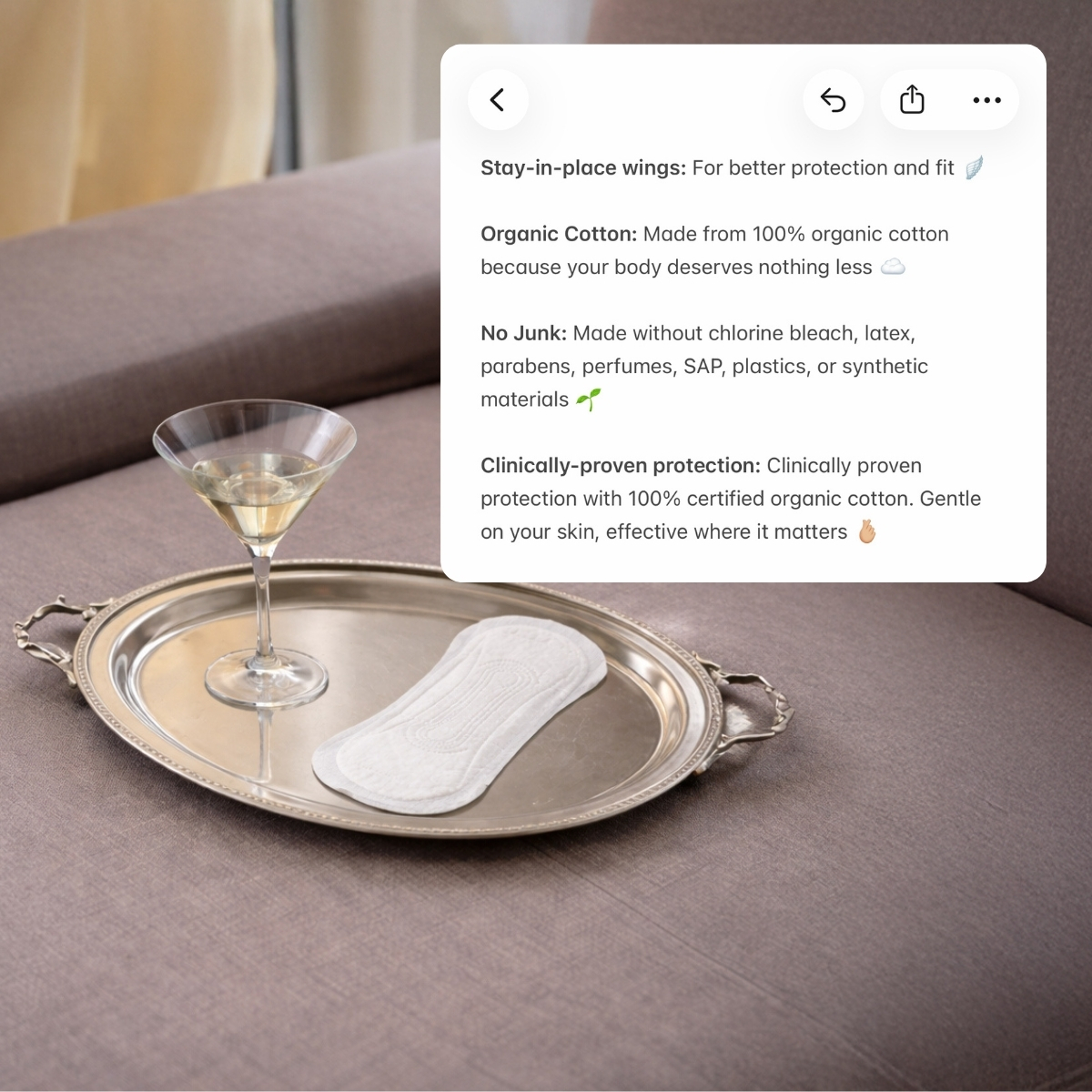 Ett trosskydd och ett martiniglas på en silverbricka på en beige soffa