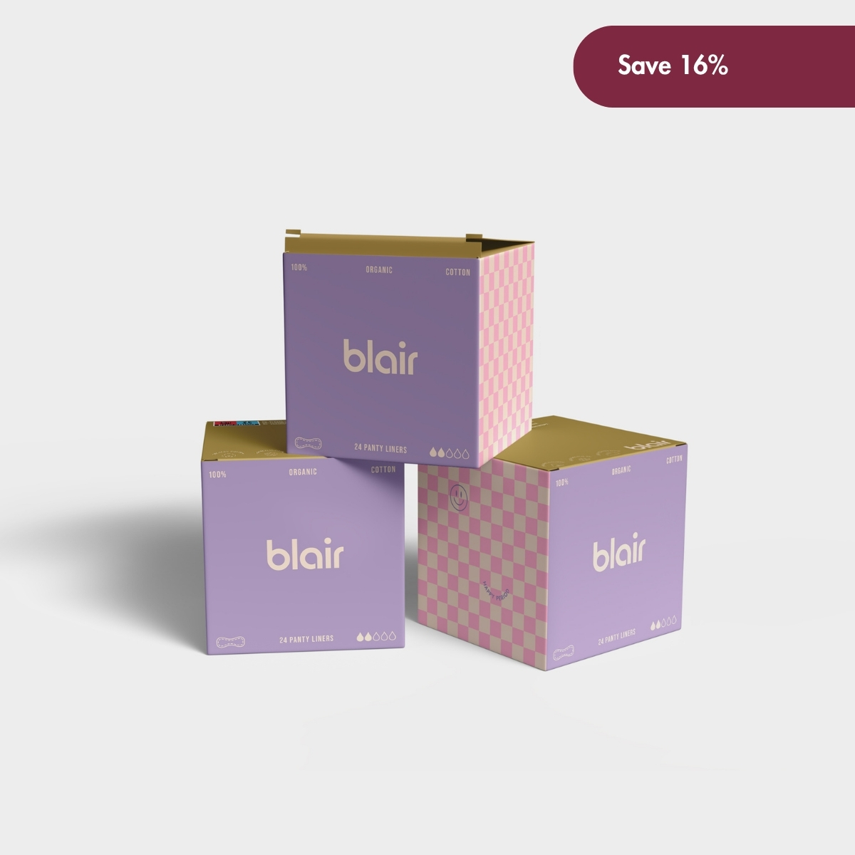 Tre Blair-förpackningar med bindor, trosskydd och tamponger på en grå bakgrund med bomull vid sidan