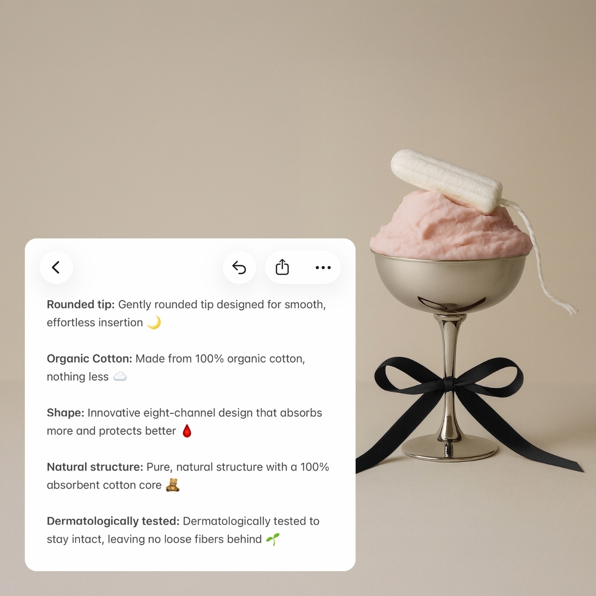 En rosa glasskula i ett silvrigt glas med en tampong på toppen och en svart rosett runt foten