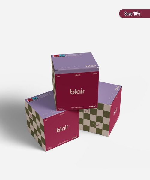 Tre vinröda Blair-förpackningar med bindor på en grå bakgrund