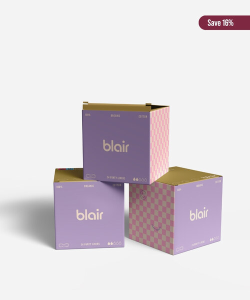 Tre Blair-förpackningar med bindor, trosskydd och tamponger på en grå bakgrund med bomull vid sidan