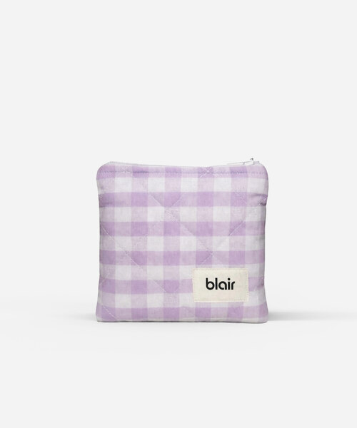 En lila Blair-necessär på en grå bakgrund