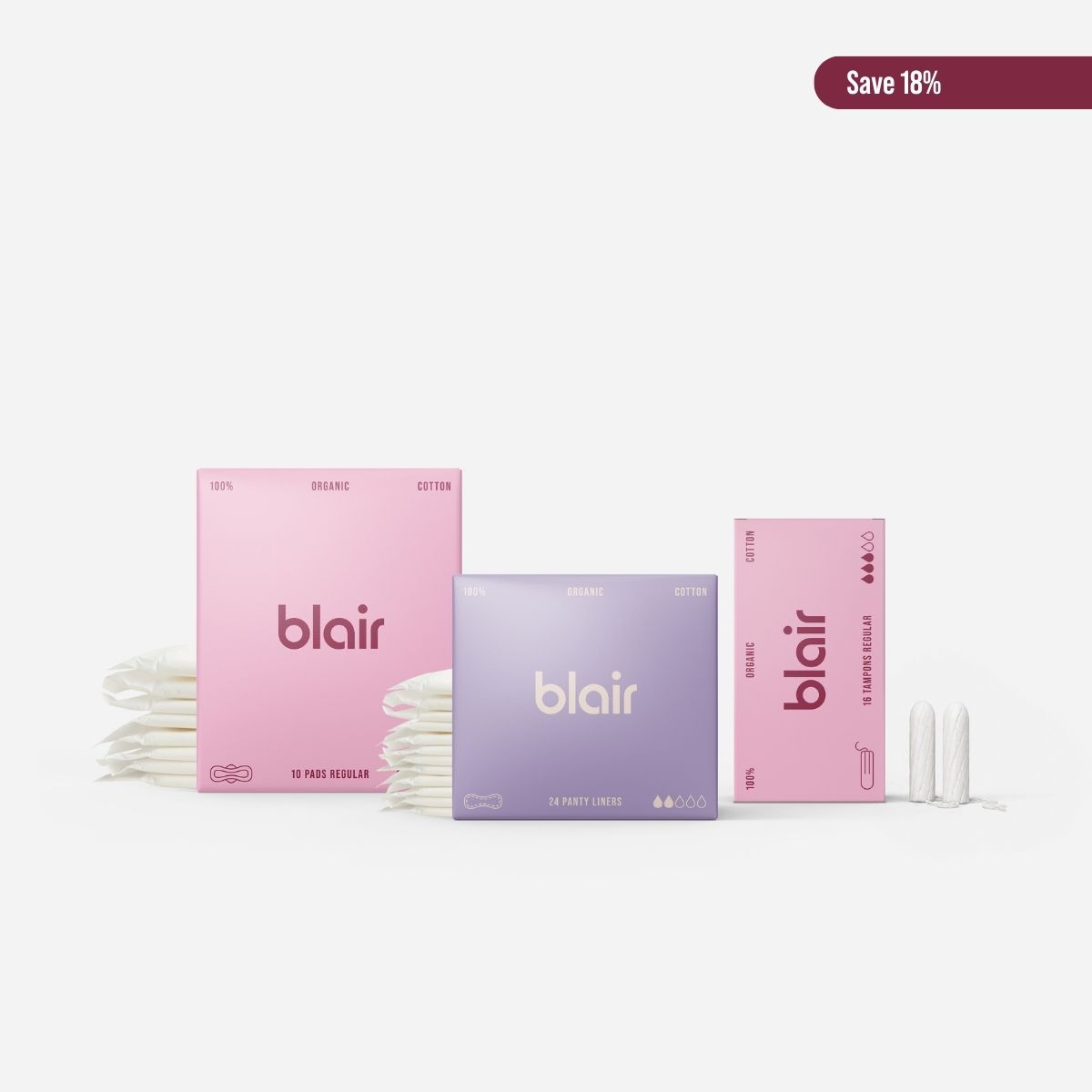 Tre Blair-förpackningar med bindor, trosskydd och tamponger på en grå bakgrund