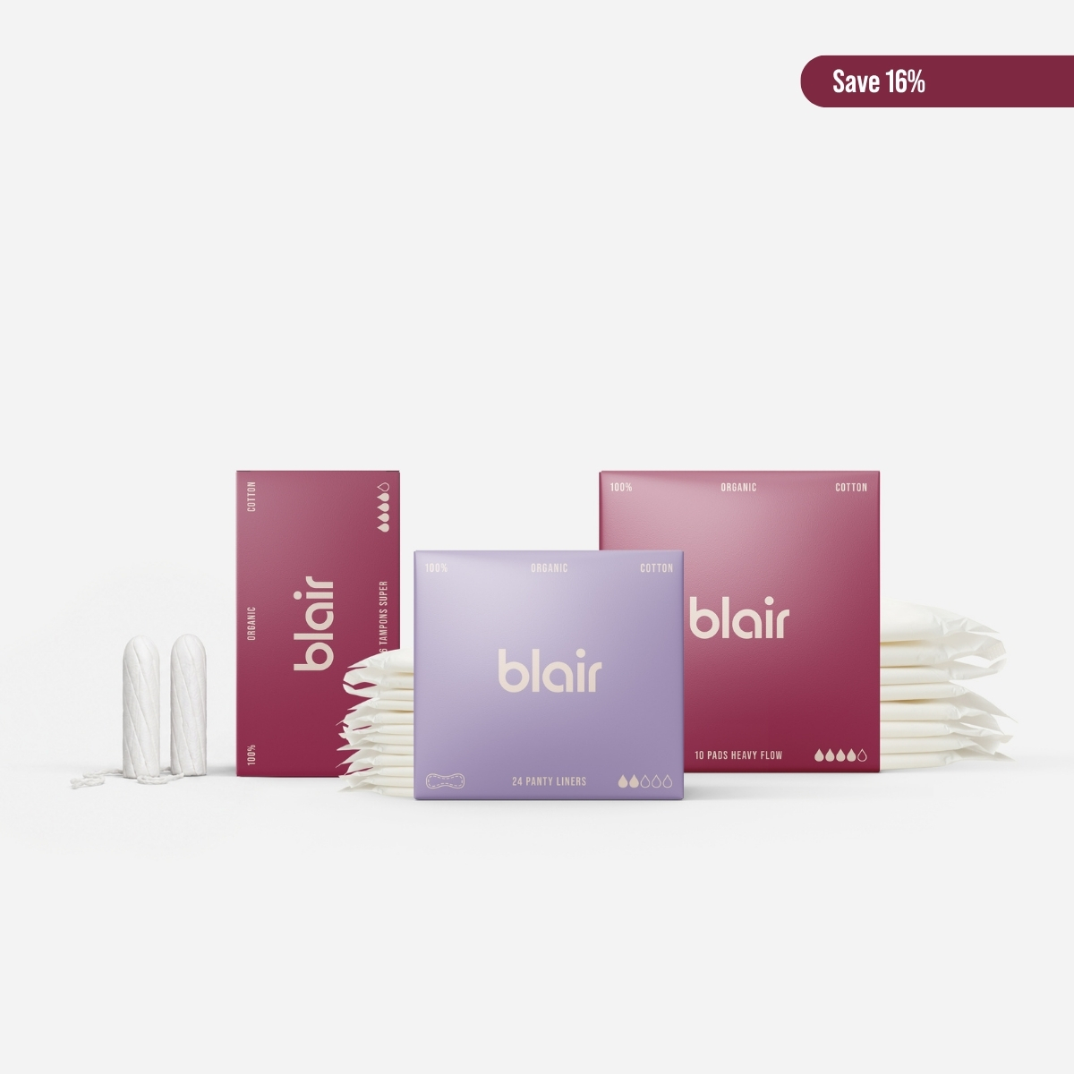 Tre Blair-förpackningar med bindor, trosskydd och tamponger på en grå bakgrund