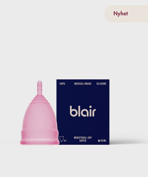 En Blair-förpackning med en menskopp på en grå bakgrund