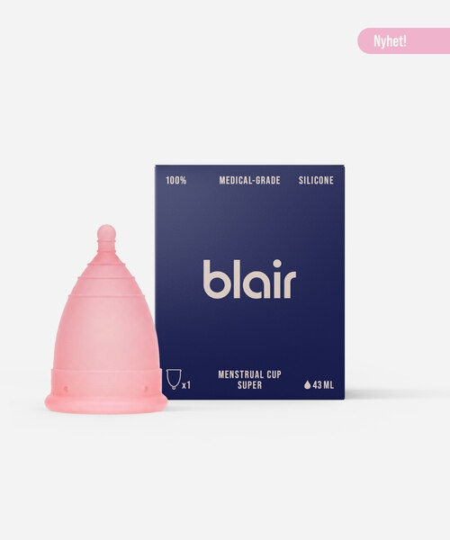 En Blair-förpackning med en menskopp på en grå bakgrund