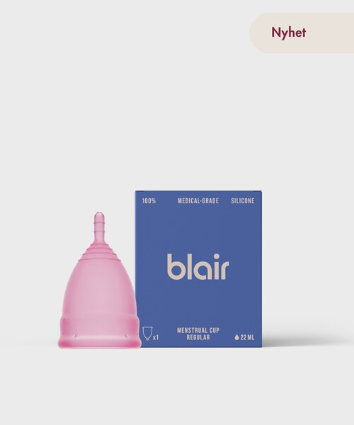 En Blair-förpackning med en menskopp på en grå bakgrund