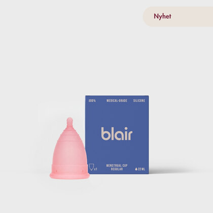 En Blair-förpackning med en menskopp på en grå bakgrund