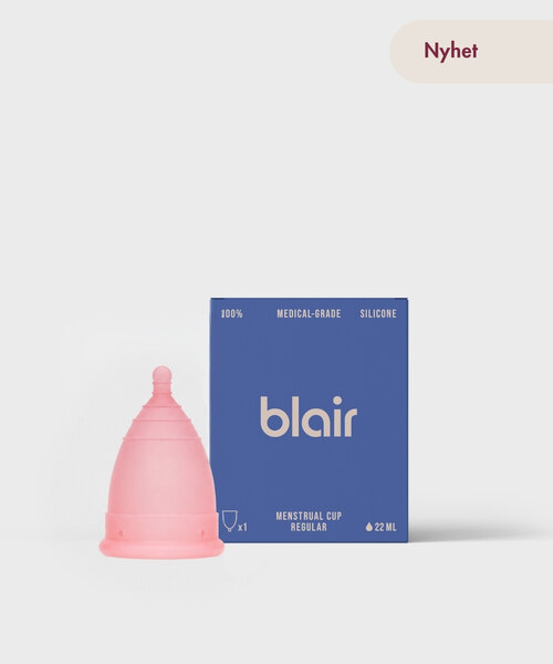 En Blair-förpackning med en menskopp på en grå bakgrund