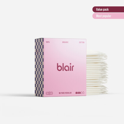 En Blair-förpackning med bindor på en grå bakgrund med bindor vid sidan