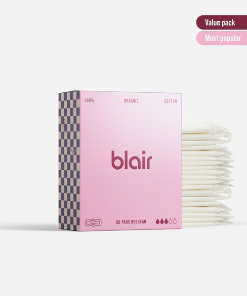 En Blair-förpackning med bindor på en grå bakgrund med bindor vid sidan