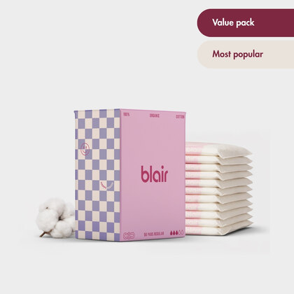 En Blair-förpackning med bindor på en grå bakgrund med bomull vid sidan