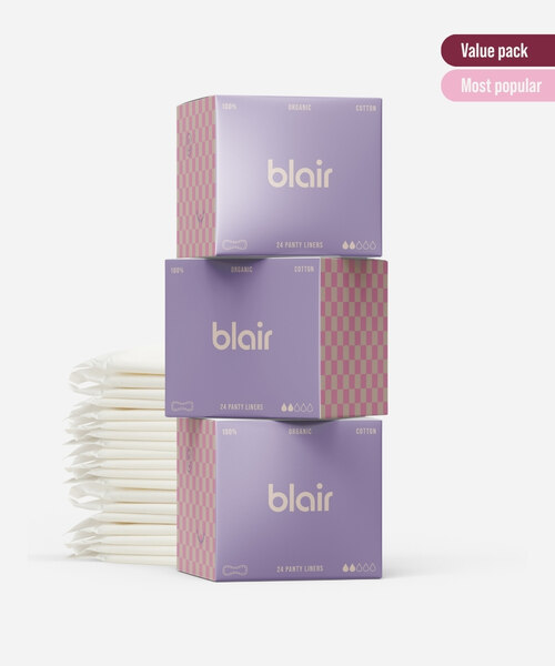 Tre Blair-förpackningar med bindor, trosskydd och tamponger på en grå bakgrund med vikta trosskydd vid sidan